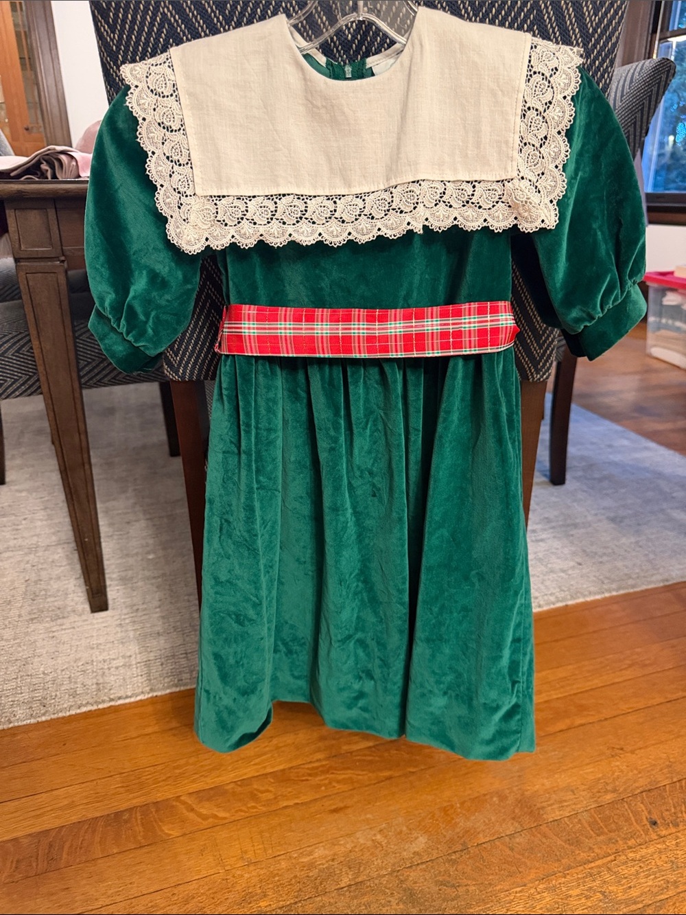 Girls' Emerald Velvet Dress with Lace Collar and Plaid Sash